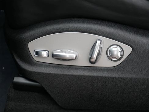 Used 2025 Porsche Macan image 10