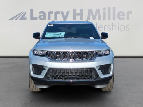 New 2025 Jeep Grand Cherokee Laredo X w/ Luxury Tech Group I image 8