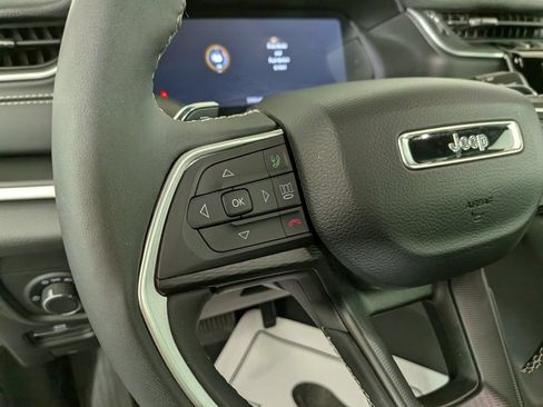 Certified 2025 Jeep Grand Cherokee Altitude AWD/4WD image 23