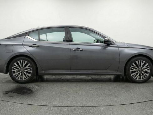 Used 2025 Nissan Altima 2.5 SV image 11
