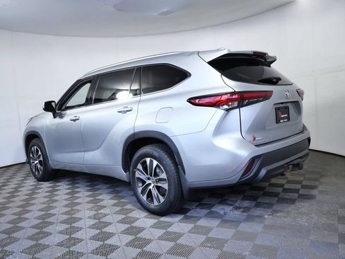 Used 2020 Toyota Highlander XLE AWD/4WD image 6