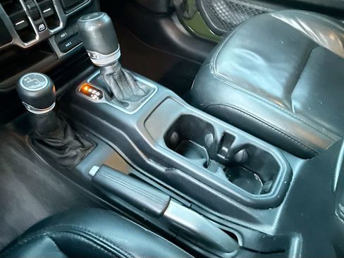 Used 2020 Jeep Wrangler Unlimited Sahara image 17