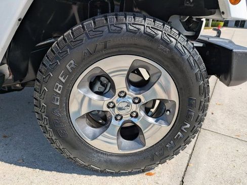 Used 2018 Jeep Wrangler Sahara w/ Connectivity Group image 10