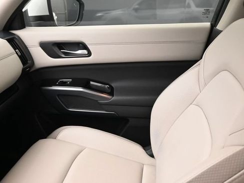 Used 2025 Nissan Pathfinder SL FWD image 52