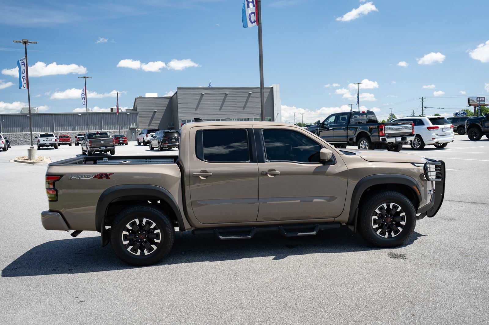 Used 2023 Nissan Frontier PRO-4X w/ Pro Convenience Package AWD/4WD image 11
