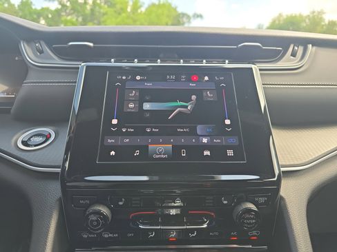 Certified 2025 Jeep Grand Cherokee L Laredo image 19