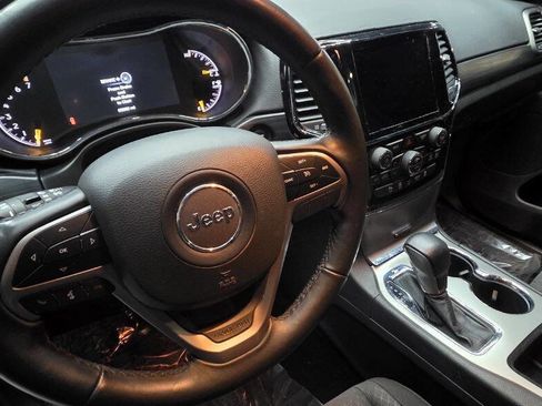 Used 2019 Jeep Grand Cherokee Laredo w/ 18" Wheel & 8.4" Radio Group image 15