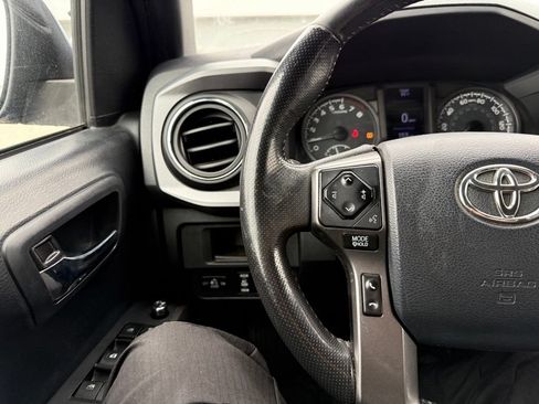 Used 2018 Toyota Tacoma TRD Sport RWD image 7