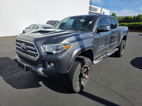 Used 2016 Toyota Tacoma TRD Sport AWD/4WD image 2