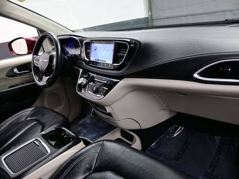 Used 2022 Chrysler Pacifica Touring-L AWD/4WD image 18