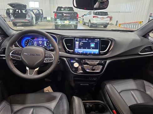Used 2025 Chrysler Pacifica Select FWD image 9