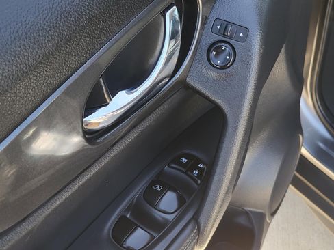 Used 2019 Nissan Rogue SV image 23