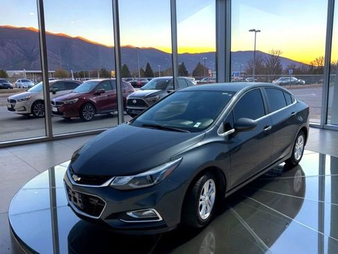 Used 2017 Chevrolet Cruze LT w/ Convenience Package FWD image 1
