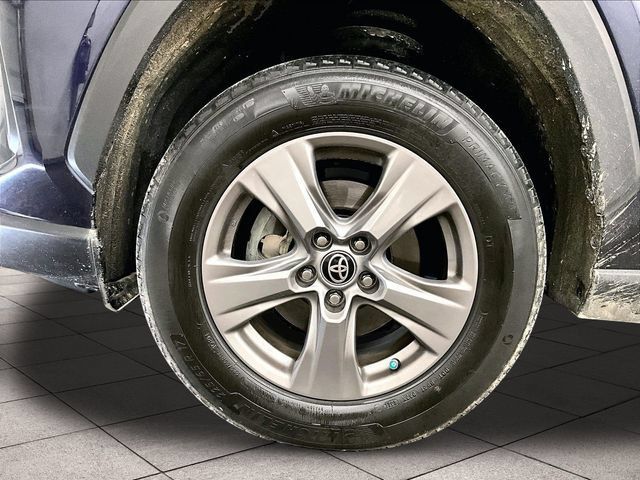Used 2022 Toyota RAV4 XLE AWD/4WD image 8