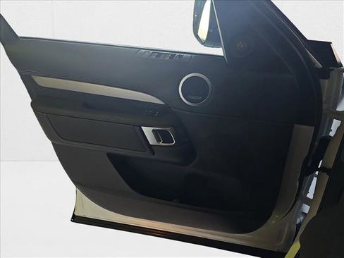 New 2025 Land Rover Discovery Dynamic SE image 25