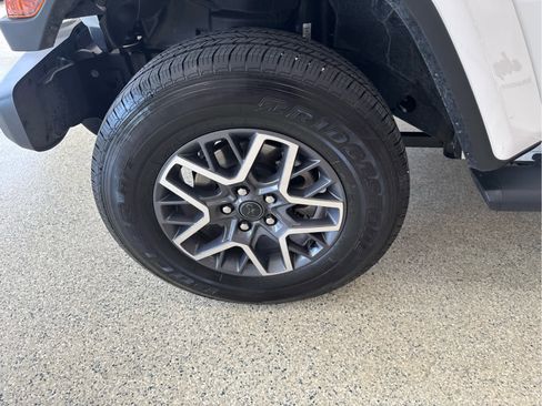 Used 2025 Jeep Wrangler Sahara image 9