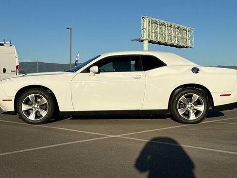 Used 2016 Dodge Challenger SXT image 7