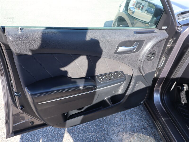 Used 2015 Dodge Charger SXT RWD image 15