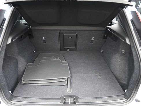 Certified 2025 Volvo XC40 B5 Plus AWD/4WD image 19