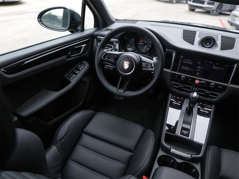 Used 2025 Porsche Macan image 32