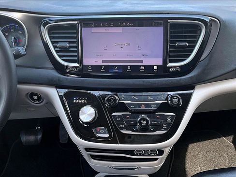 Used 2023 Chrysler Pacifica Touring-L FWD image 19