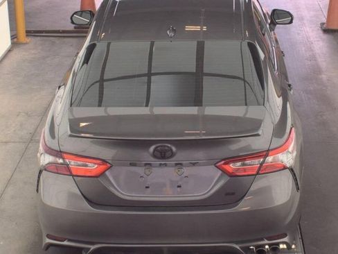 Used 2020 Toyota Camry SE w/ Blackout Package FWD image 3