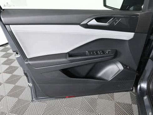 Certified 2022 Volkswagen Taos SEL w/ Panoramic Sunroof Package AWD/4WD image 19