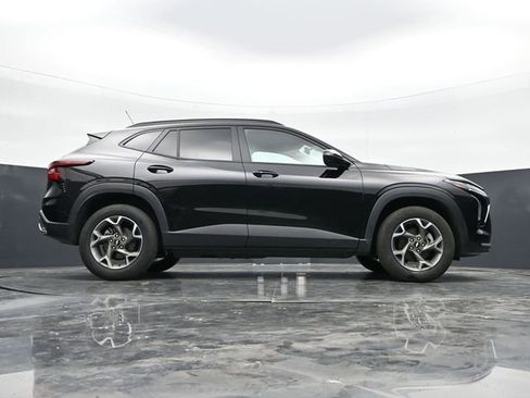 Used 2025 Chevrolet Trax LT w/ LT Convenience Package FWD image 40