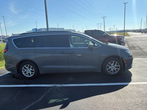 Used 2022 Chrysler Pacifica Touring-L FWD image 13