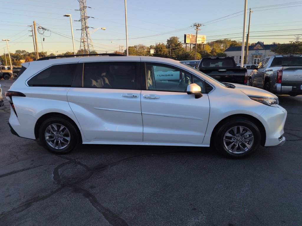 Certified 2023 Toyota Sienna XLE FWD image 6