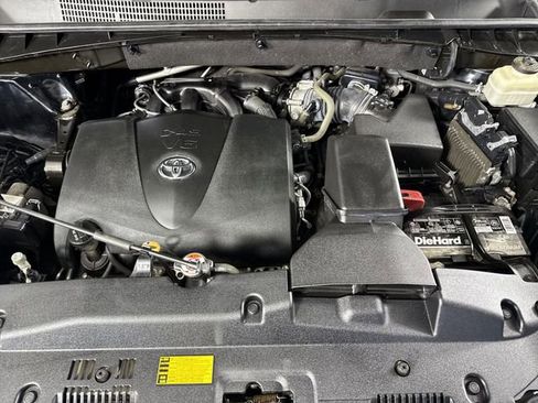 Used 2018 Toyota Highlander XLE AWD/4WD image 28