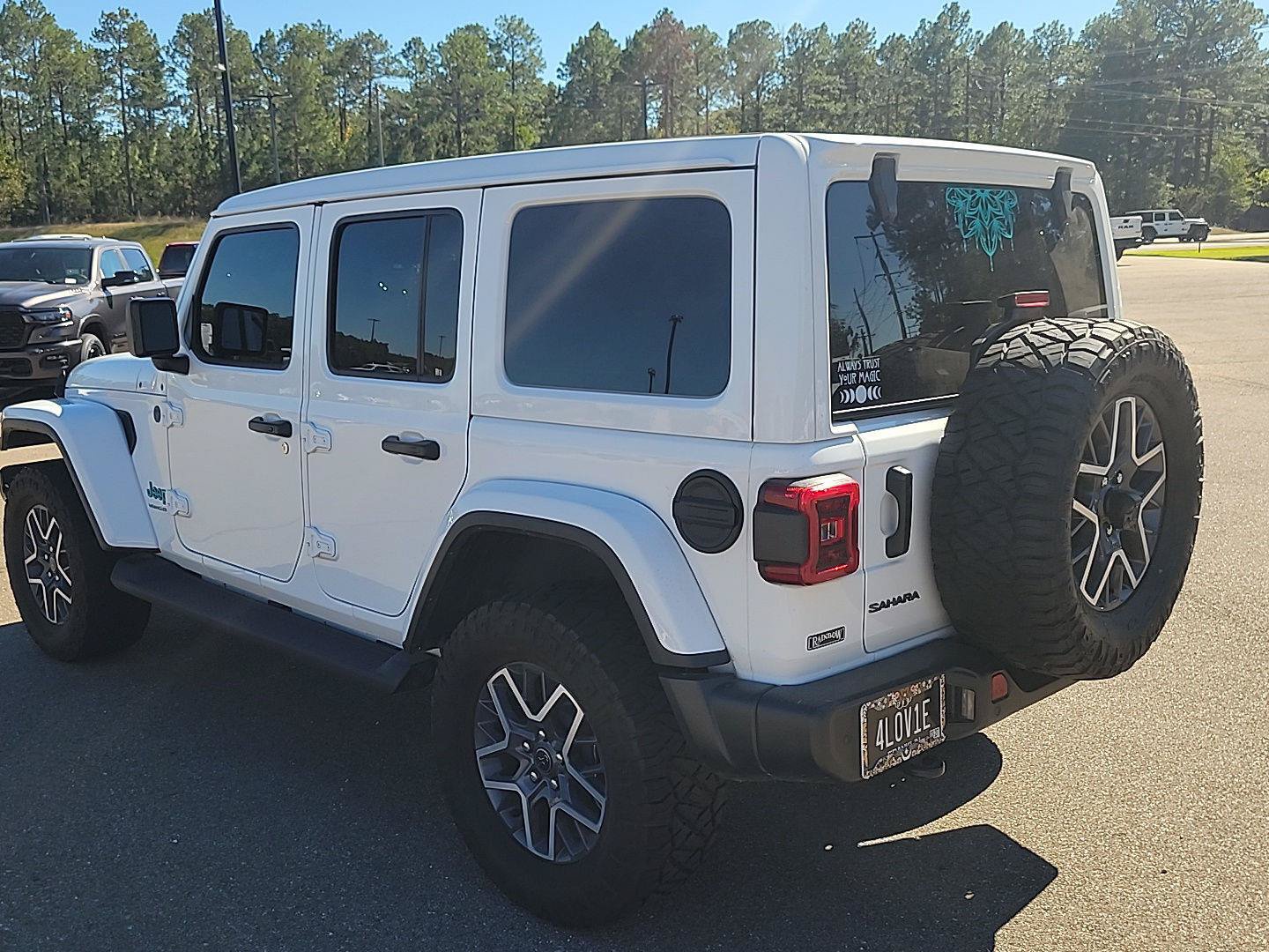Used 2026 Jeep Wrangler Unlimited Sahara AWD/4WD image 9