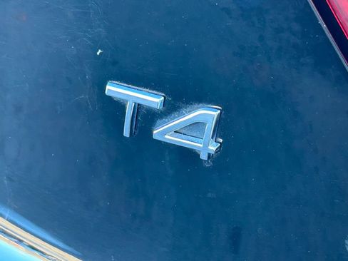 Used 2020 Volvo XC40 T4 Momentum w/ Premium Package image 14