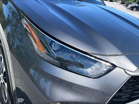 Used 2022 Toyota Highlander XLE AWD/4WD image 36