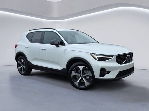 Used 2026 Volvo XC40 B5 Plus w/ Protection Package Premier AWD/4WD image 2