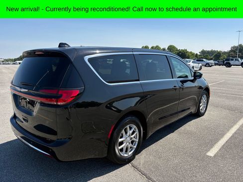Used 2025 Chrysler Pacifica Select FWD image 3