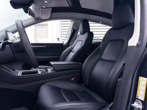 Used 2024 Tesla Model Y Performance image 17