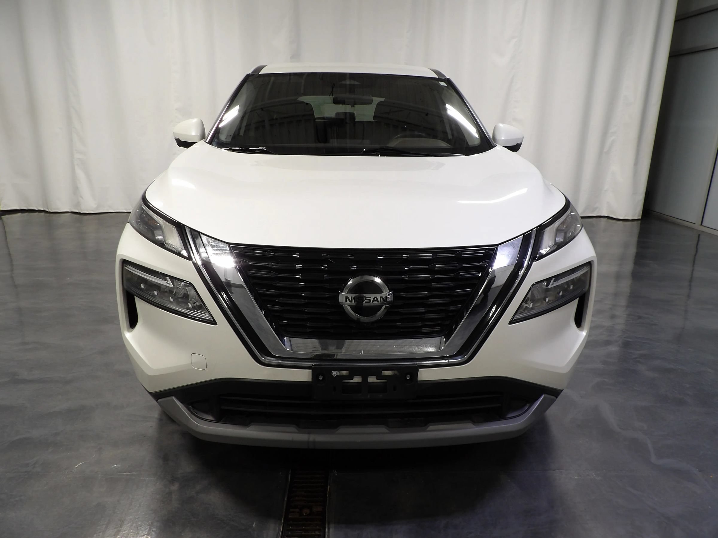 Used 2021 Nissan Rogue SV FWD image 2