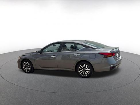 Used 2025 Nissan Altima 2.5 SV image 10