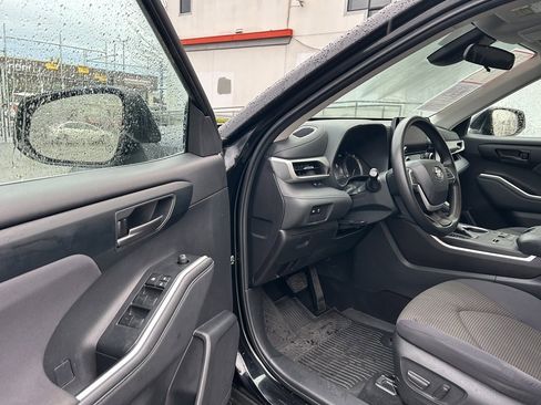 Certified 2023 Toyota Highlander L image 9