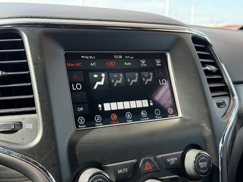 Used 2021 Jeep Grand Cherokee Laredo AWD/4WD image 22