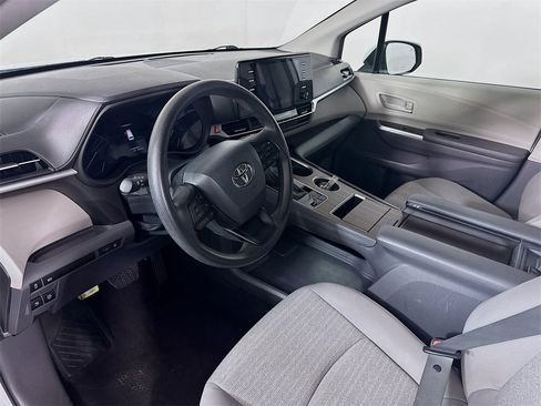 Used 2024 Toyota Sienna LE image 30