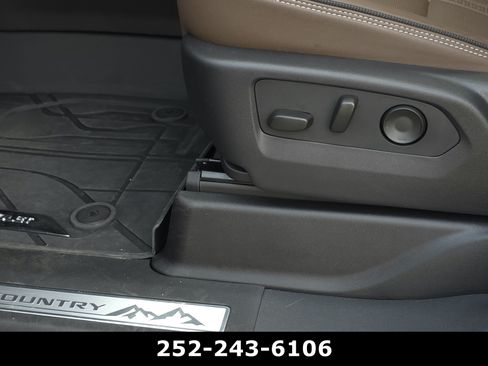 Used 2025 Chevrolet Suburban High Country AWD/4WD image 8