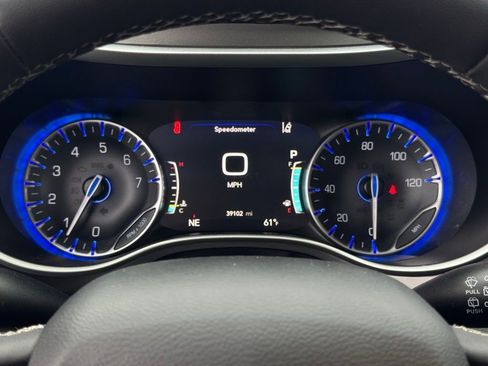 Used 2023 Chrysler Pacifica Touring-L image 10