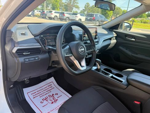 Used 2025 Nissan Altima 2.5 SV FWD image 8