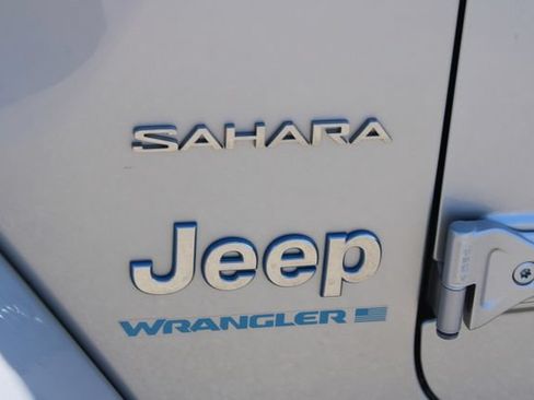 Used 2023 Jeep Wrangler Unlimited Sahara w/ Cold Weather Group AWD/4WD image 8