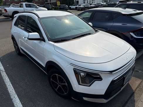 Used 2023 Kia Niro EX FWD image 4