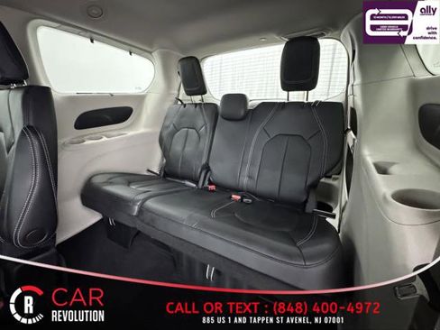 Used 2022 Chrysler Pacifica Touring-L image 17