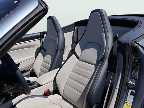 Certified 2025 Porsche 911 Carrera RWD image 5