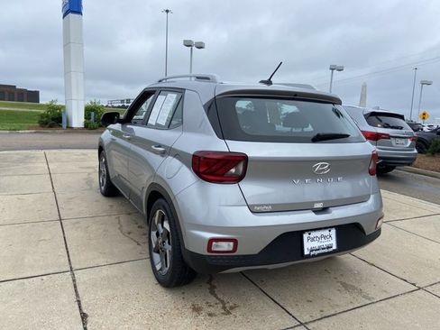 Used 2025 Hyundai Venue SEL FWD image 9
